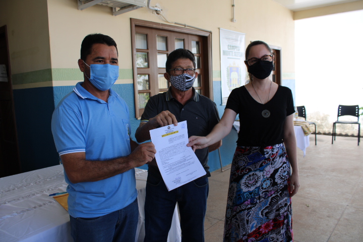 Entrega do título definitivo doado pela Prefeitura Municipal a Universidade Federal do Oeste do Pará em Monte Alegre