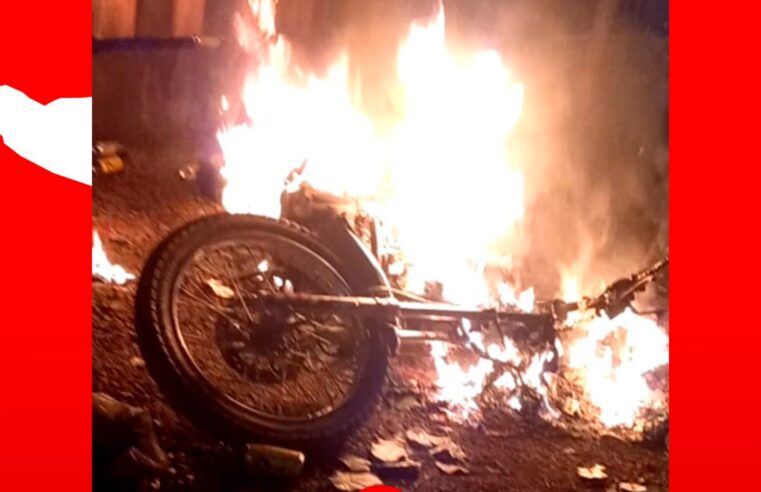 Homem ateia fogo na moto após vítima ter danificado nota de R$200 reais na linha ererê em Monte Alegre